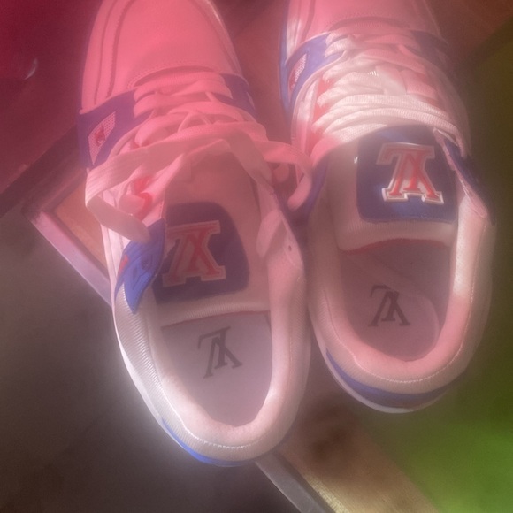 Louis Vuitton - Picture 2 of 3